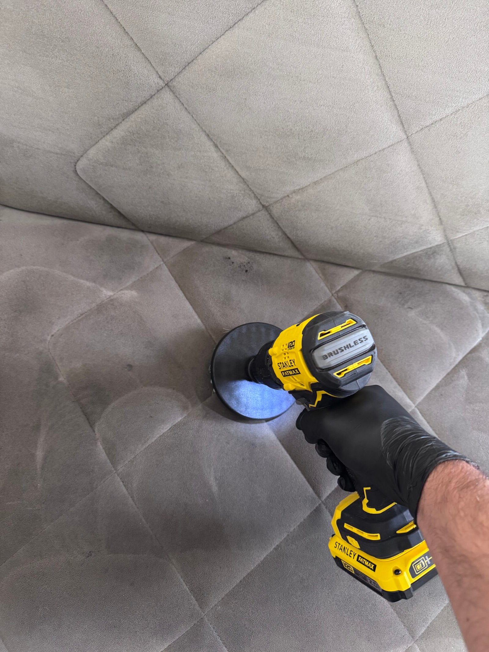 Nettoyage de canapé à domicile à Hyères – extraction en profondeur des tissus